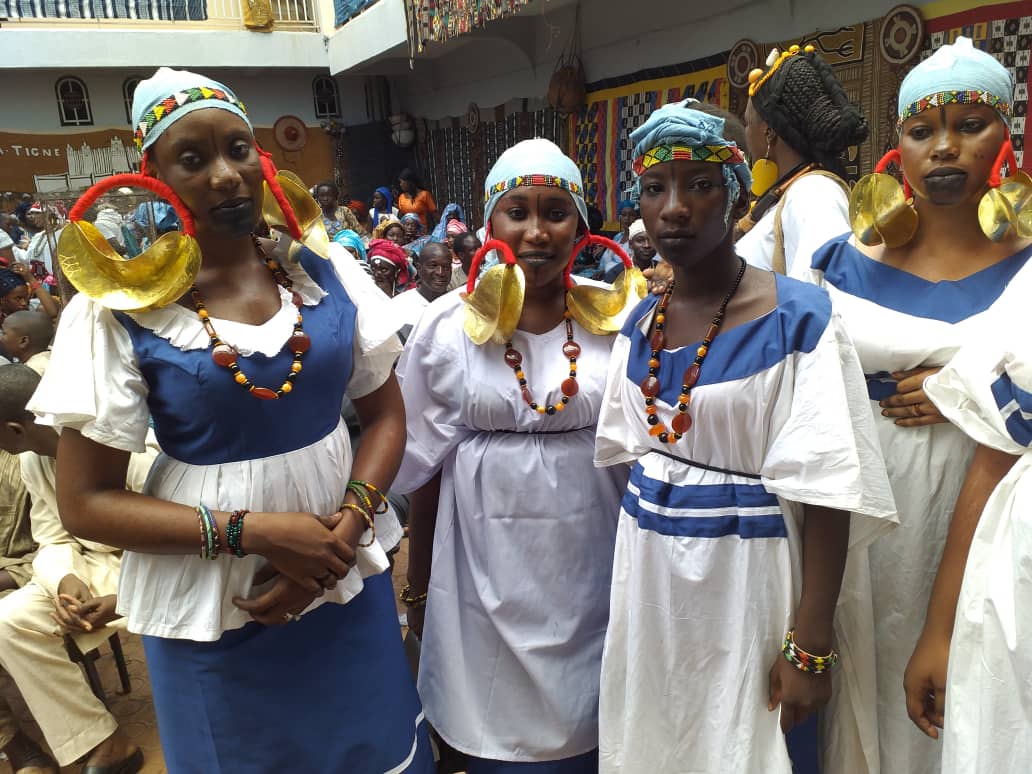 Femmes peulhs portant les boucles Foulani